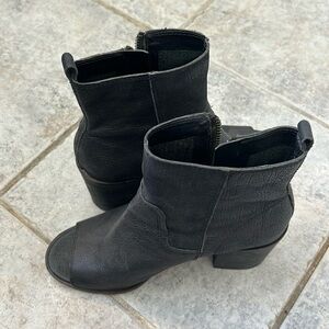 8.5 Lucky Brand side zip mini bootie with open toe